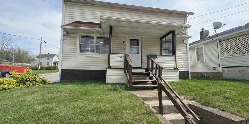 Sharon House: 754 N Sharpsville Ave