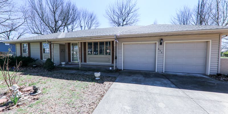 Springfield House: 642 W Sylvania St