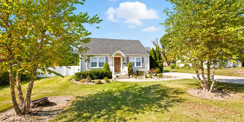 Glenview House: 604 Revere Rd