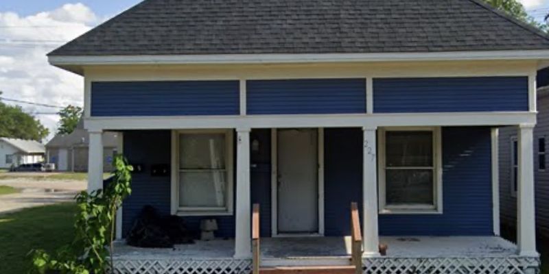 Hutchinson Apartment: 227 W 8th Ave