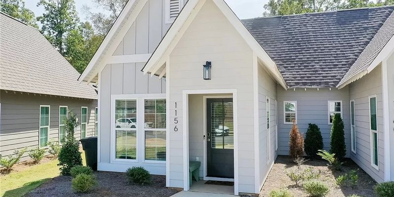 Opelika House: 1156 Burrow Cir