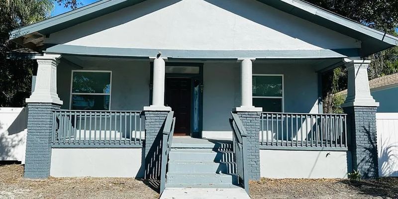 Tampa House: 2139 W St John St