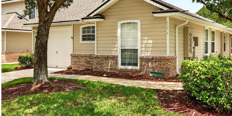 Jacksonville House: 500 S Steel Bridge Rd