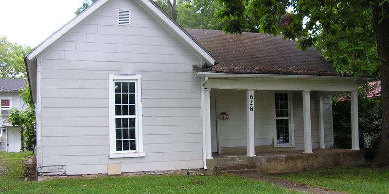 Bowling Green Apartment: 628 Woodford Ave