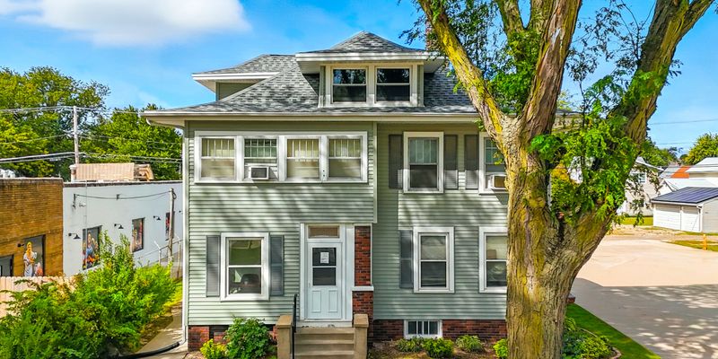 Cedar Rapids Apartment: 1208 Ellis Blvd NW