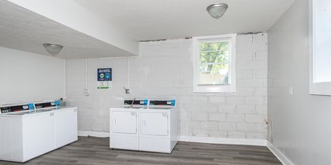 5143-E-Washington-St-large-040-023-Laundry-1498x1000-72dpi-1.jpg