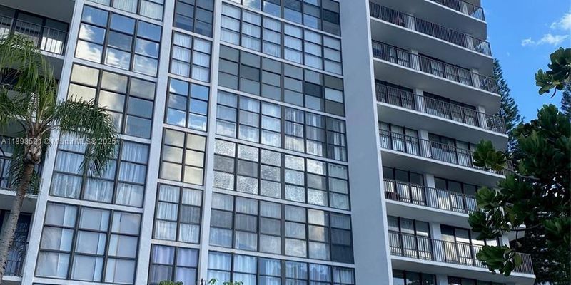 Hallandale Beach Condo: 1000 Parkview Dr