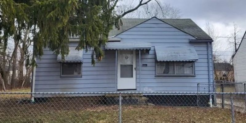 Cleveland House: 4345 E 142nd St