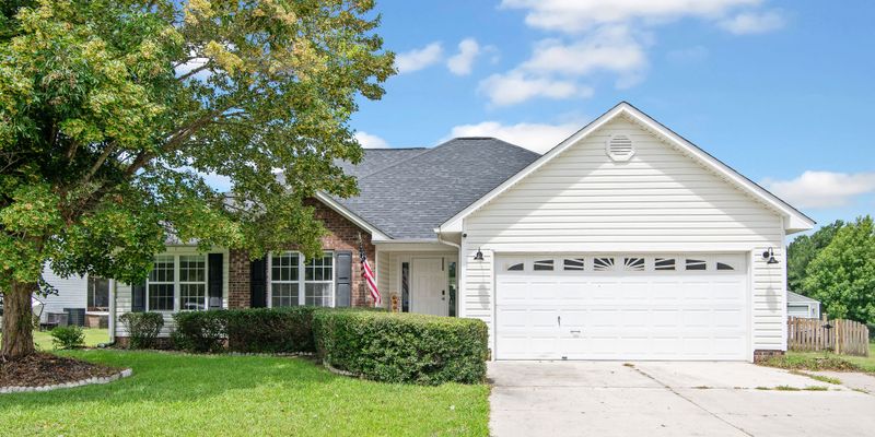 Jacksonville House: 202 Weeping Hollow Ct