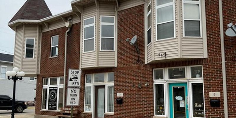 Jamestown House: 3 E Washington St