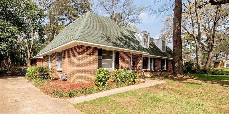 Montgomery House: 913 Hillman St