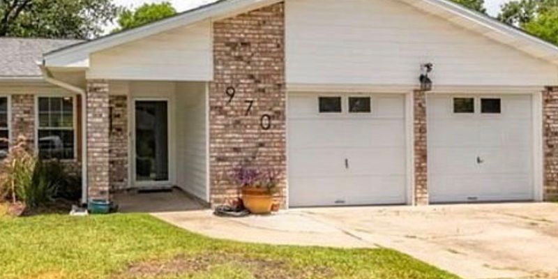 Beaumont House: 970 Norwood Dr