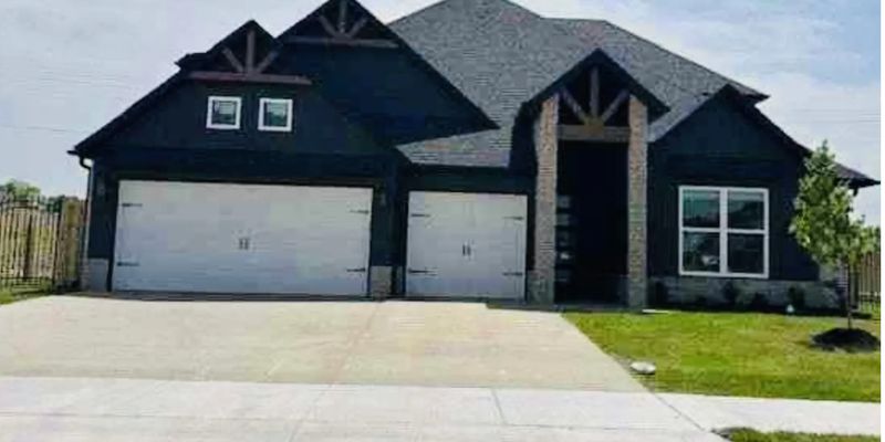 Centerton House: 200 Collins Wy