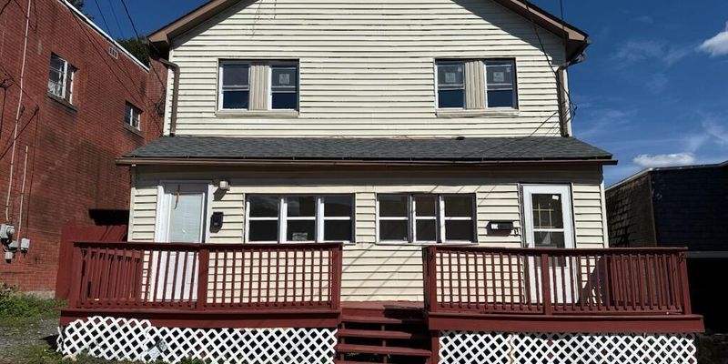 Plymouth House: 212 Center Ave