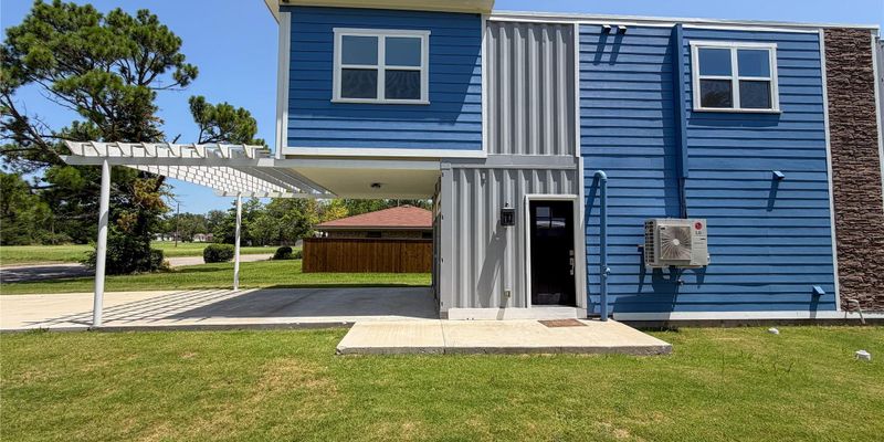 Commerce House: 1224 Kennie Dr