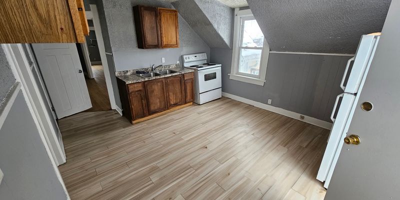 Milwaukee Apartment: 3703 N 1st St