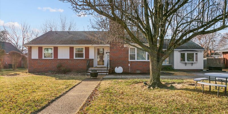 Hampton House: 18 S Greenfield Ave