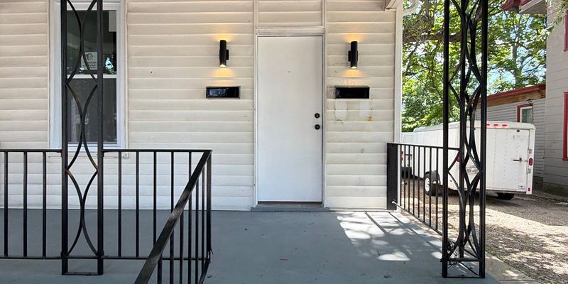 Hamilton Apartment: 218 S B St