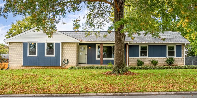 Hendersonville House: 202 Raindrop Ln