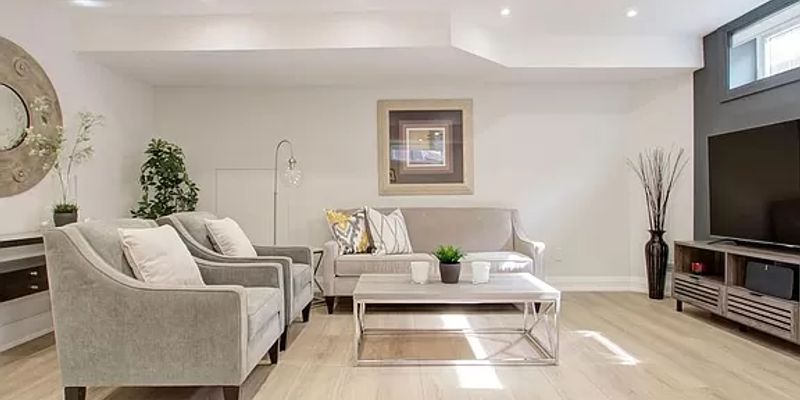 Huntington House: 47 Nathan Hale Dr