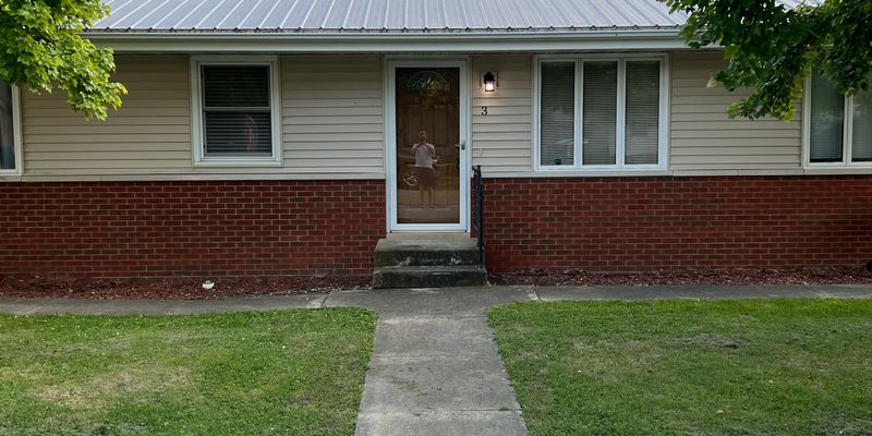 Thomasboro Apartment: 103 W Clark St