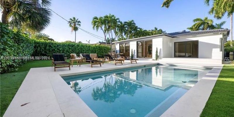 Miami Beach House: 900 W 47th St