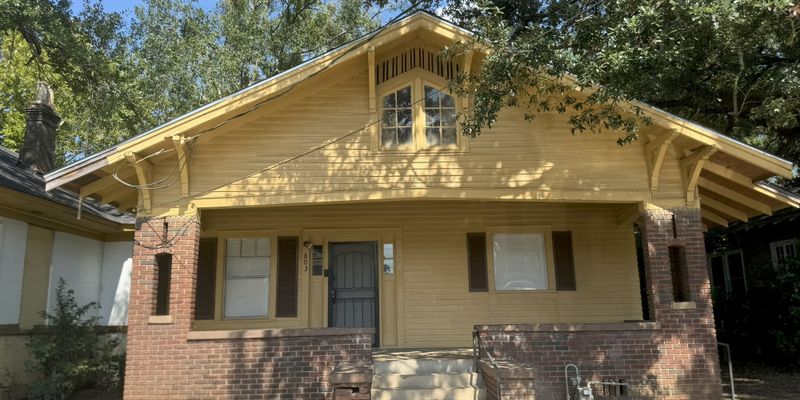 Mobile House: 803 S Broad St