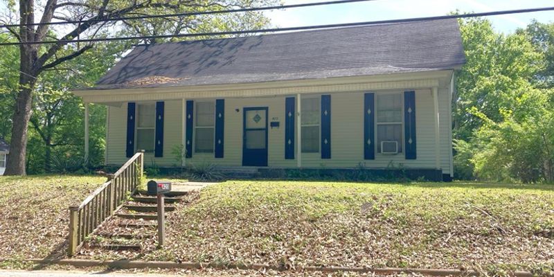 Brownsville House: 420 N McLemore Ave