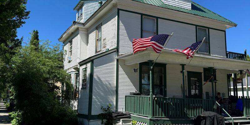 Grand Forks Apartment: 401 N 4th St