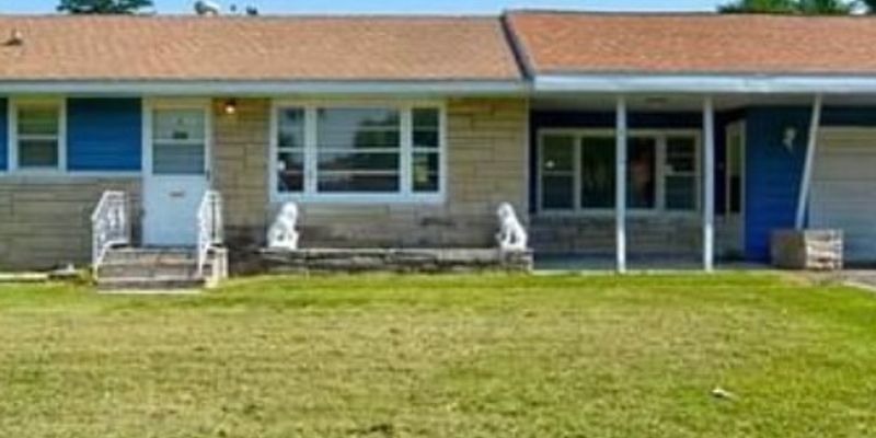 Decatur House: 4224 E Lincoln Ave