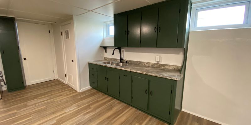 Hutchinson Apartment: 1527 W 11th