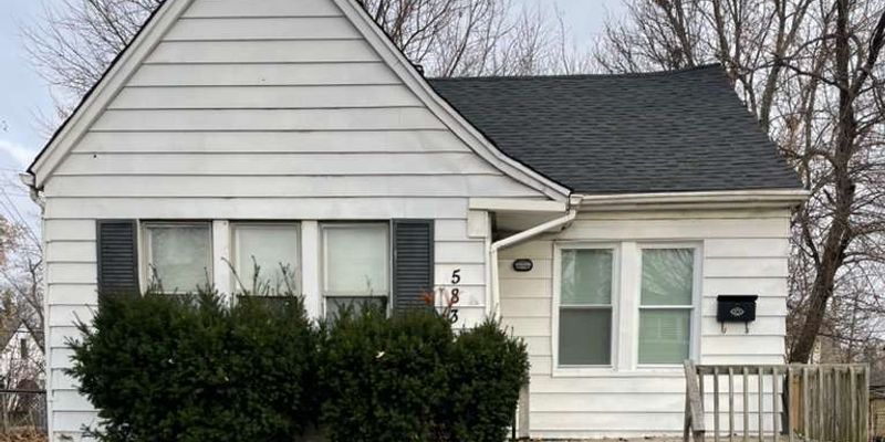 Pontiac House: 583 E Kennett St