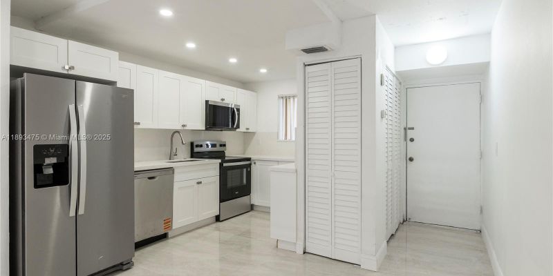 Miramar House: 3195 Foxcroft Rd