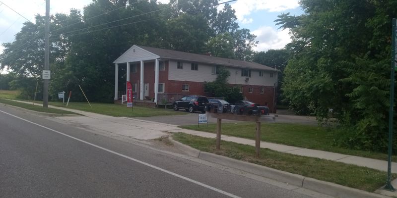 Lansing Apartment: 3322 West Michigan Avenue