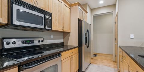 09-125 1894_N_Dubuque_Rd.jpg