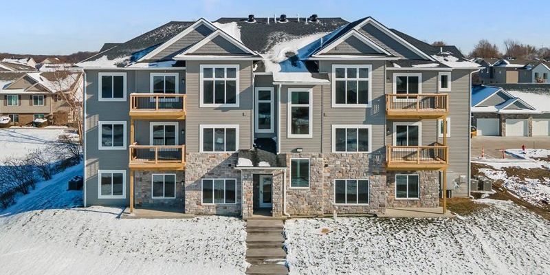 North Liberty Apartment: 8 Jaro Wy