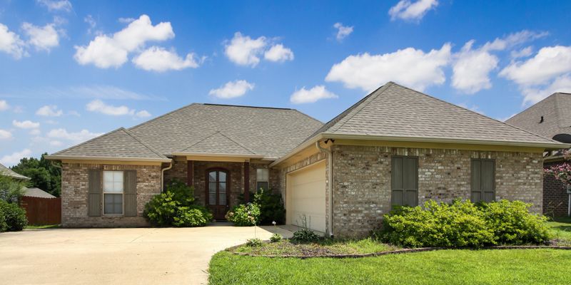 Canton House: 203 Buttonwood Ln