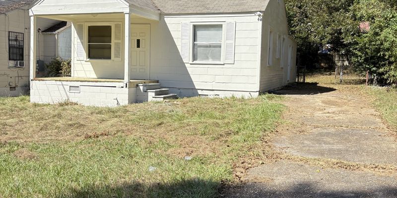Montgomery House: 2409 Poplar St