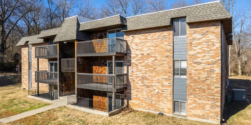 Shawnee Apartment: 10302 W 62nd St