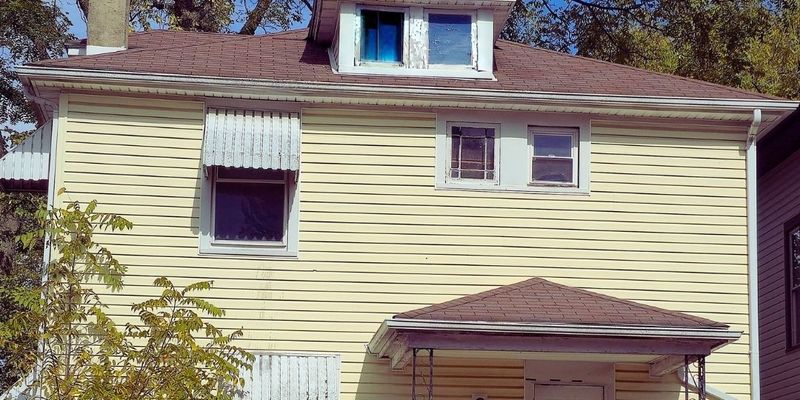 Springfield House: 526 W Mulberry St