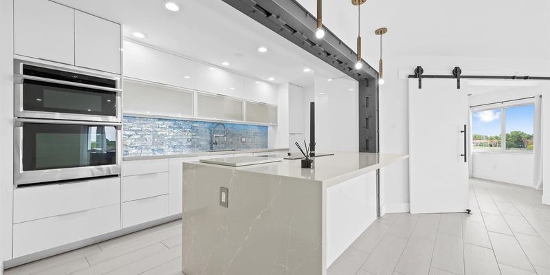 North Miami Beach House: 877 NE 195th St