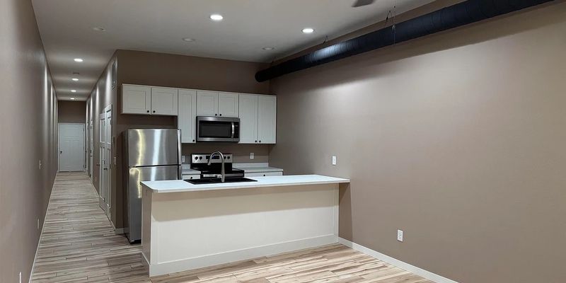 Sheldon Apartment: 321 9th St