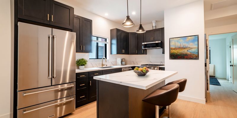 Los Angeles Apartment: 351 S Catalina St