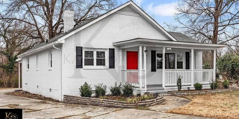 Burlington House: 605 Apple St