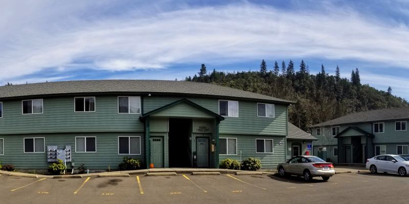 Roseburg Apartment: 113 NE Timberlake St