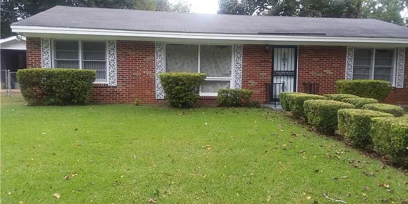 Montgomery House: 1833 Midway St