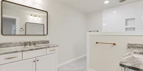 420 Ashe st bath 1.jpg