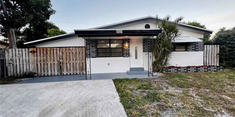 Hollywood House: 6137 Dewey St