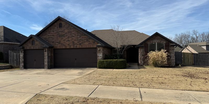 Fayetteville House: 2399 N Silk Rose