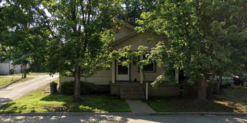 Hutchinson House: 610 N Plum St